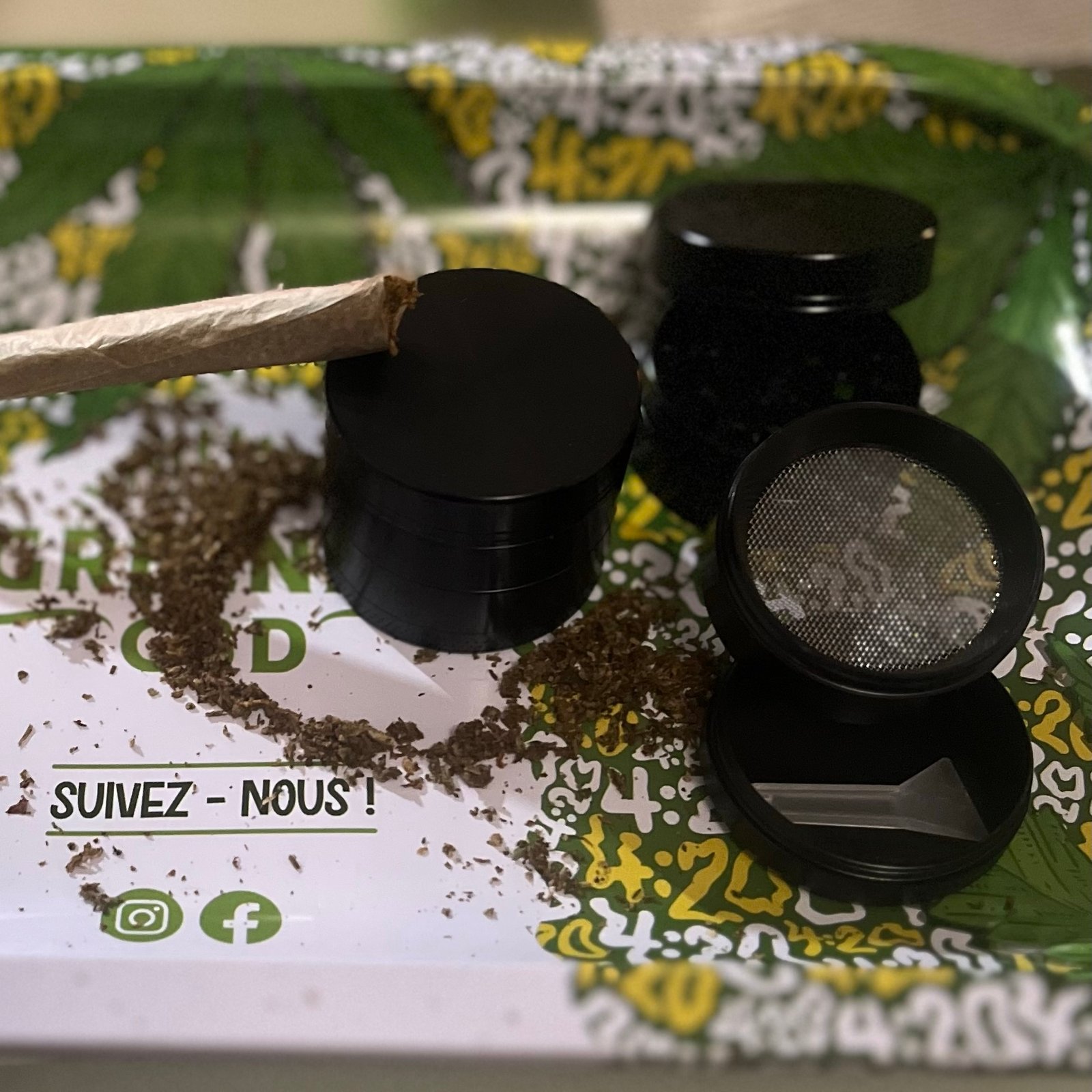 Moulin à herbe 4 couches de février – Image 2 Moulin à herbe 4 couches de février – Image 2