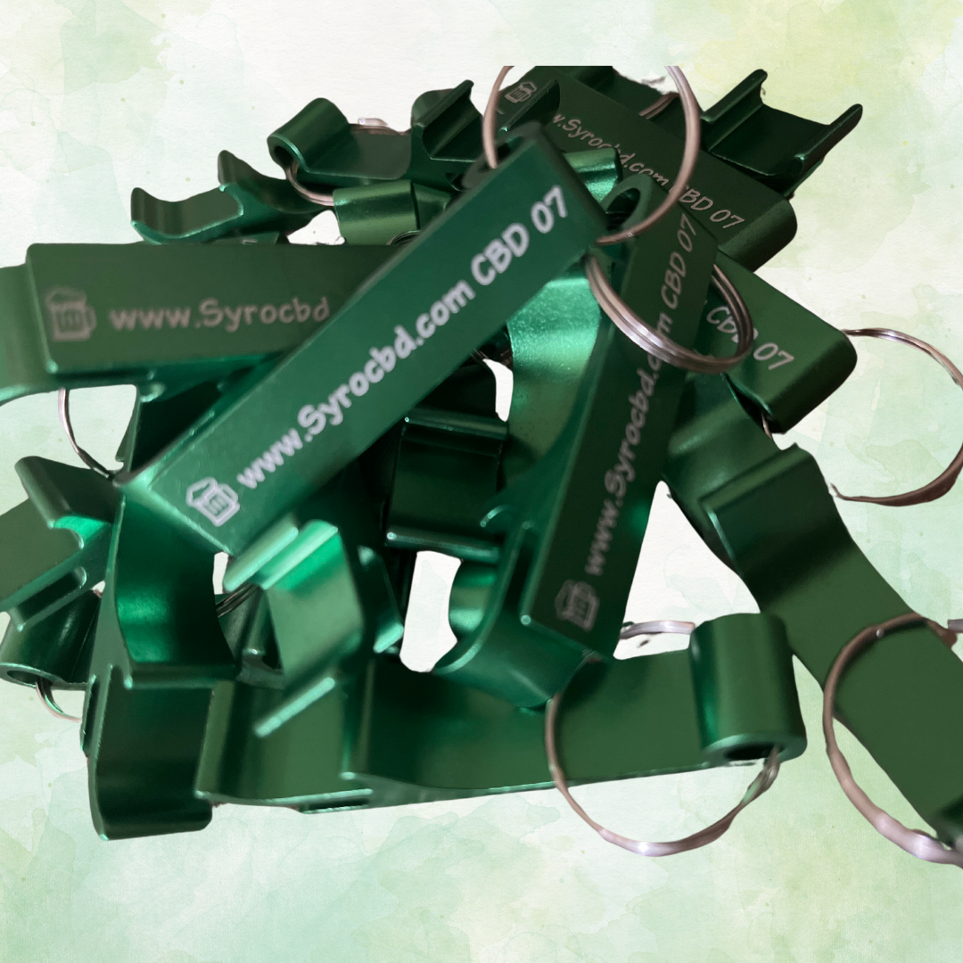 Décapsuleurs Syro CBD 07 – accessoires promotionnels verts offerts par la marque ardéchoise Décapsuleurs Syro CBD 07 – accessoires promotionnels verts offerts par la marque ardéchoise