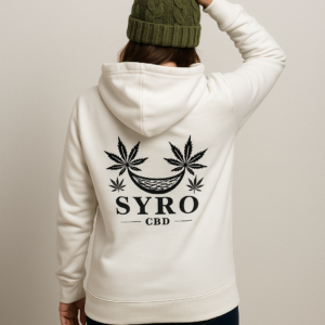 Modèle portant le pull à capuche SYRO CBD brodé, vue de dos, hoodie artisanal brodé à Saint-Agrève.